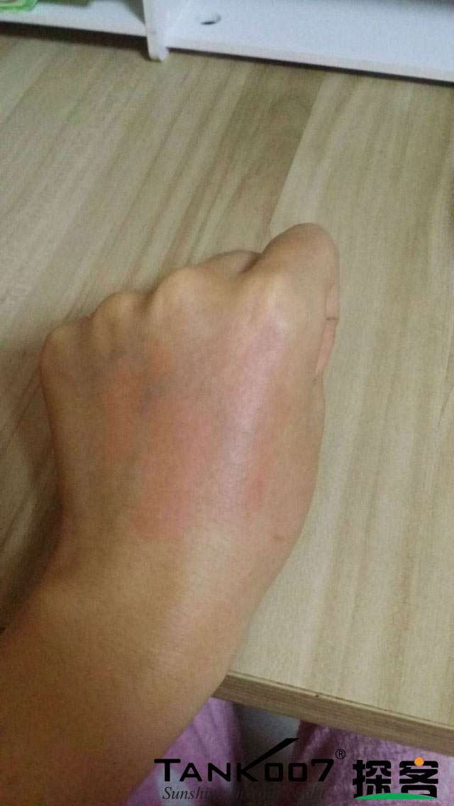 客戶買了紫光手電驗熒光劑，先拿面膜大姨媽巾開刀 