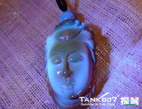 網(wǎng)上用紫光手電鑒定琥珀的帖子這么多，哪個是真假？