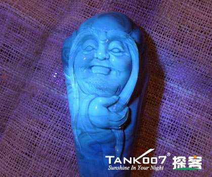 網(wǎng)上用紫光手電鑒定琥珀的帖子這么多，哪個是真假？